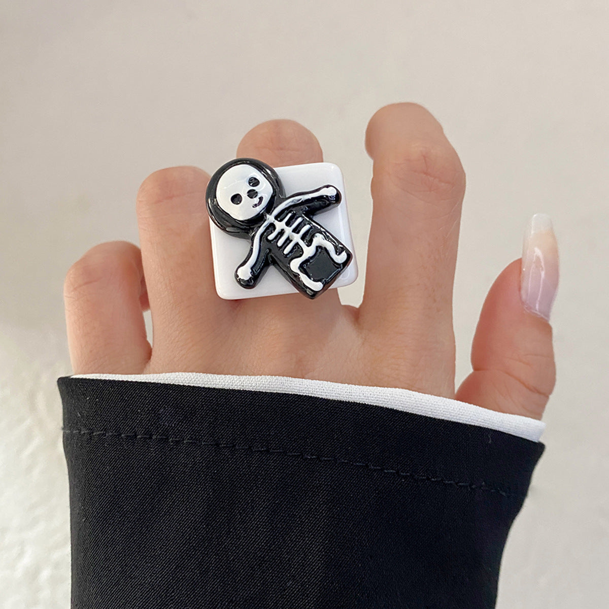 Halloween Jewelry Rings skull in finger picture